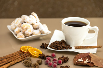 Heißer Kaffee mit Gebäck