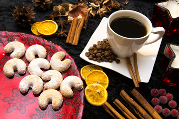 Kaffeetasse und Weihnachtsdeko