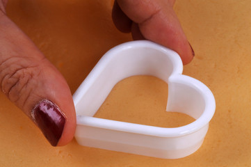 Détailler un morceau de pâte avec un emporte dièce