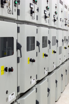 Electrical energy distribution substation