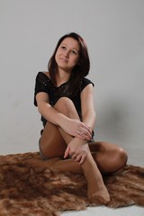 девушка сидит на ковре