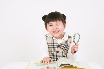 스튜디오 안의 여자 꼬마 어린이