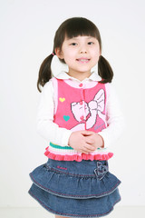 스튜디오 안의 여자 꼬마 어린이