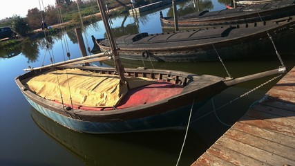 Obraz premium Barca amarilla, roja y azul amarrada