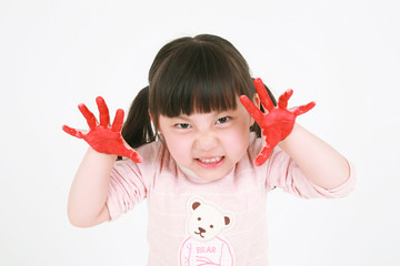 스튜디오 안의 여자 꼬마 어린이