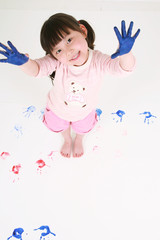 스튜디오 안의 여자 꼬마 어린이