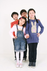 스튜디오 안의 초등학생 어린이들