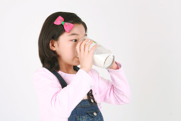 스튜디오 안의 초등학생 어린이들