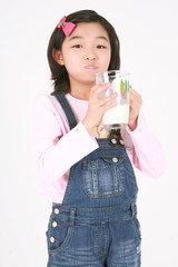 스튜디오 안의 초등학생 어린이들