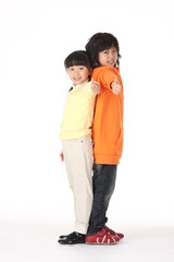Fototapeta premium 스튜디오 안의 아시안 어린이들