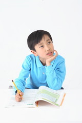 스튜디오 안의 아시안 어린이들