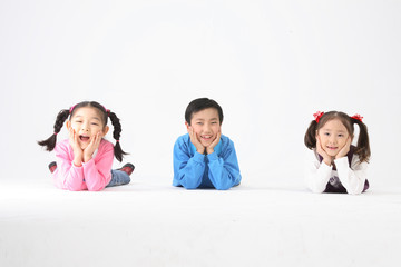 Naklejka premium 스튜디오 안의 아시안 어린이들