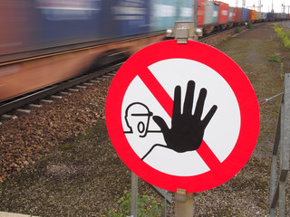 Güterzug - Warnschild betreten verboten - Lebensgefahr!