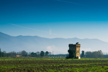 Panorama, colline e torretta, Toscana, Italia