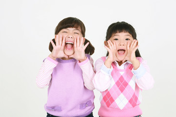 스튜디오 안의 아시안 어린이들