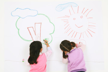 스튜디오 안의 아시안 어린이들