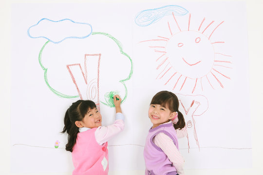 스튜디오 안의 아시안 어린이들