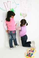 스튜디오 안의 아시안 어린이들