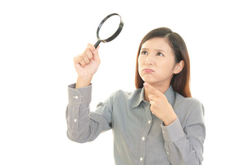 困った表情の女性