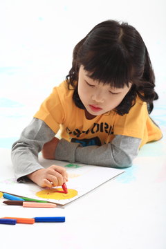 스튜디오 안의 그림 그리는 아시안 어린이
