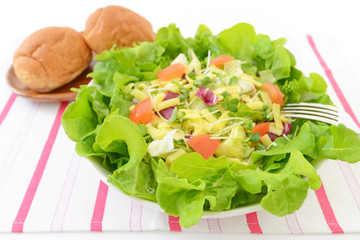 美味しそうなサラダとパン