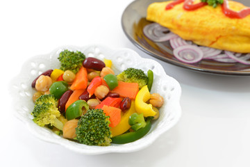 美味しそうなサラダとオムライス