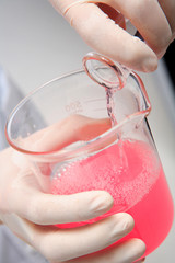 과학 실험하는 손 클로즈업