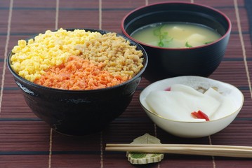 三色そぼろ丼