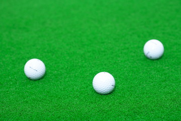 골프채와 골프 공 클로즈업