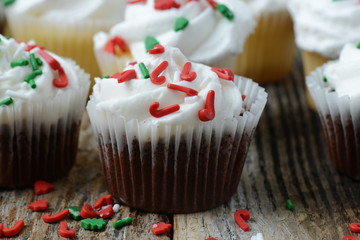 Chocolate and Vanilla Christmas Cupcakes