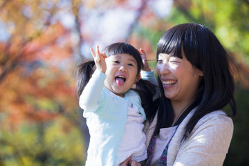 Fototapeta premium 公園で遊ぶ母と娘