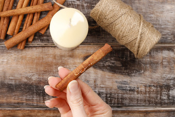 How to make candle decorated with cinnamon sticks tutorial