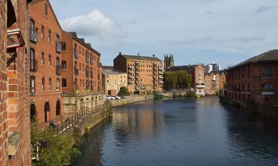 Papier Peint photo autocollant Canal Appartements à la mode le long de la rivière Aire à Leeds