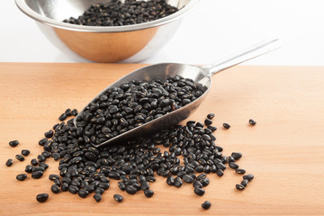Black beans with transfer scoop