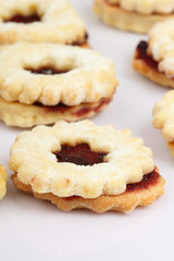 Weihnachtsgebäck mit Marmelade / close-up