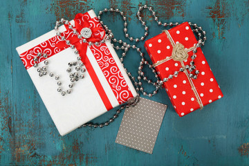 Fototapeta premium Gift boxes with card on wooden background