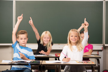 Kinder melden sich in der Schule