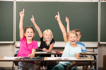 Kinder melden sich in der Grundschule