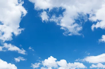 Gordijnen Witte wolken in blauwe lucht. © nata777_7