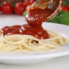Spaghetti Nudeln Pasta kochen: Tomaten Sauce Napoli servieren au