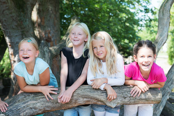 Kinder auf dem Spielplatz