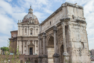 Fototapeta na wymiar Arco di Settimo Severo e Santi Luca e Martina Roma