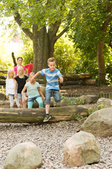 Kinder auf dem Spielplatz