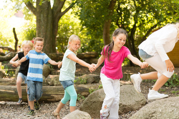 Kinder auf dem Spielplatz