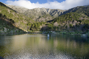 Fototapeta na wymiar Pantano de Piedralaves. Ávila