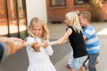 Kinder beim Tauziehen