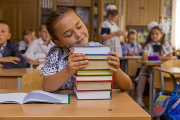 Fototapeta na wymiar Schoolgirl hugged books