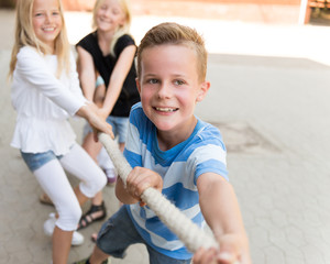 Kinder beim Tauziehen