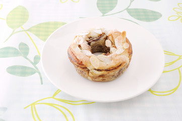 お皿にのせた アーモンド ケーキ お菓子 テーブルクロス