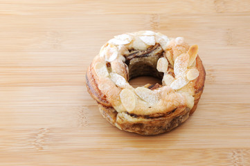 まな板にのせた アーモンド ケーキ お菓子 テーブル